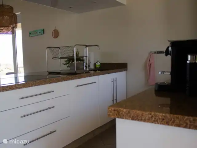 Kas Kantu de Laman | Curaçao, Curaçao-Centre, Piscadera - appartement Une cuisine entièrement équipée avec de nombreux rangements, réfrigérateur américain, four, micro-onde, plaque à induction avec hotte aspirante et un lave-vaisselle.