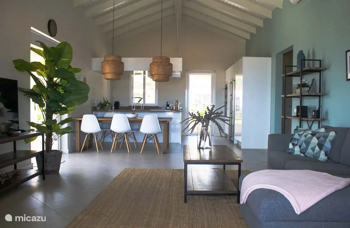 Amplio espacio abierto con fantásticas vistas y grandes puertas corredizas a la terraza, hermosa sala de estar, aire acondicionado, ventilador de lujo, TV de pantalla plana, WiFi rápido.