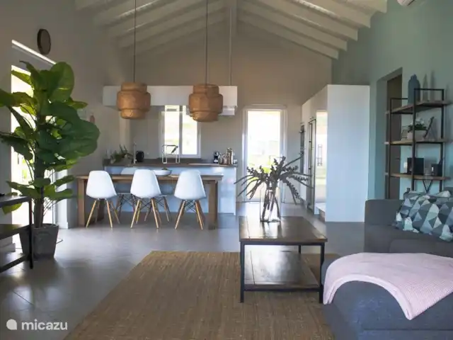 Kas Kantu de Laman | Curaçao, Curaçao-Centre, Piscadera - appartement Grand espace ouvert avec des vues fantastiques et de grandes portes coulissantes sur la terrasse, un joli coin salon, la climatisation, un ventilateur de luxe, une télévision à écran plat, une connexion Wi-Fi rapide.