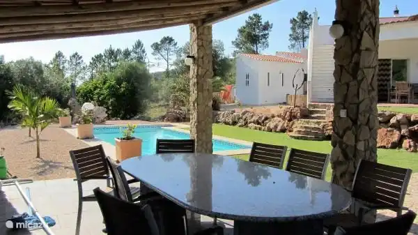 terrasse extérieure couverte barbecue