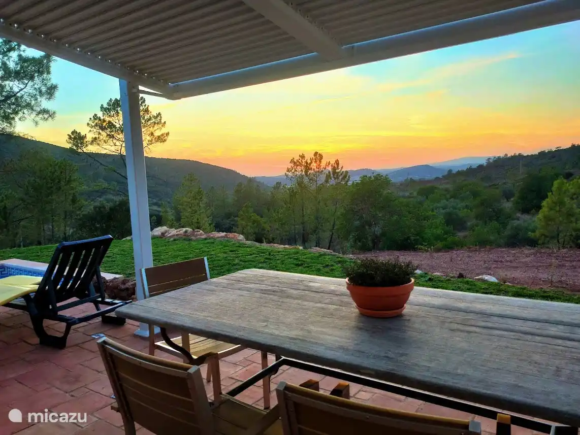 vue terrasse et village et à 40 km Montcheque