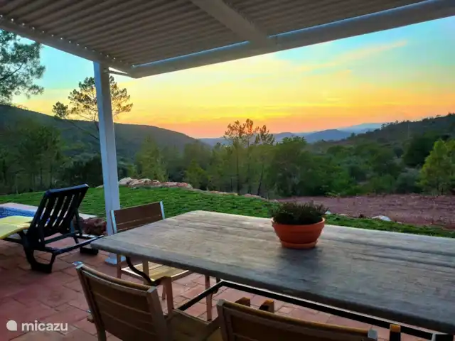 Location de Vacances Portugal, Algarve, São Bartolomeu De Messines, villa - Casa da Alfarobeirra 4 p piscine privée. vue terrasse et village et à 40 km Montcheque