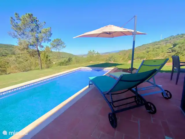 Location de Vacances Portugal, Algarve, São Bartolomeu De Messines, villa - Casa da Alfarobeirra 4 p piscine privée. Piscine - Jardin avec vue