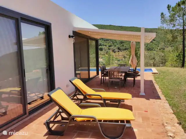 Location de Vacances Portugal, Algarve, São Bartolomeu De Messines, villa - Casa da Alfarobeirra 4 p piscine privée. Terrasse couverte