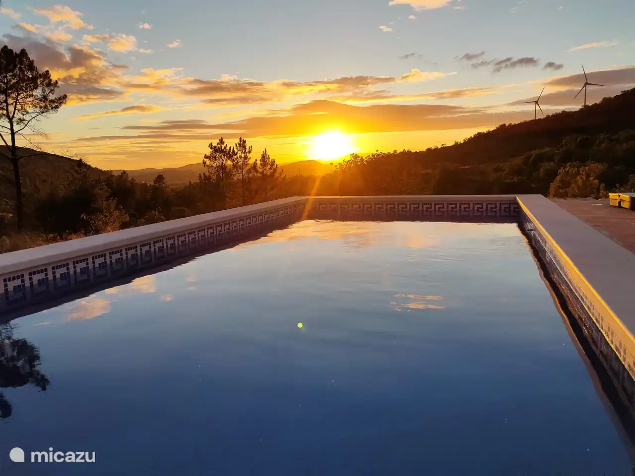 piscine au coucher du soleil
