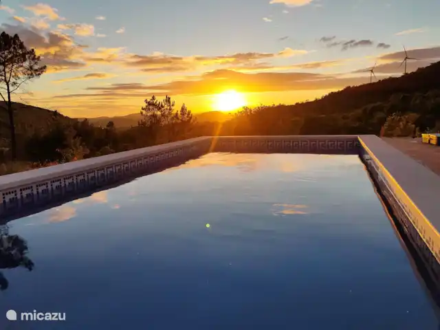 Location de Vacances Portugal, Algarve, São Bartolomeu De Messines, villa - Casa da Alfarobeirra 4 p piscine privée. piscine au coucher du soleil