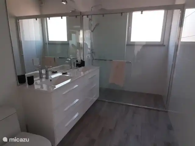 Location de Vacances Portugal, Algarve, São Bartolomeu De Messines, villa - Casa da Alfarobeirra 4 p piscine privée. Salle de bains