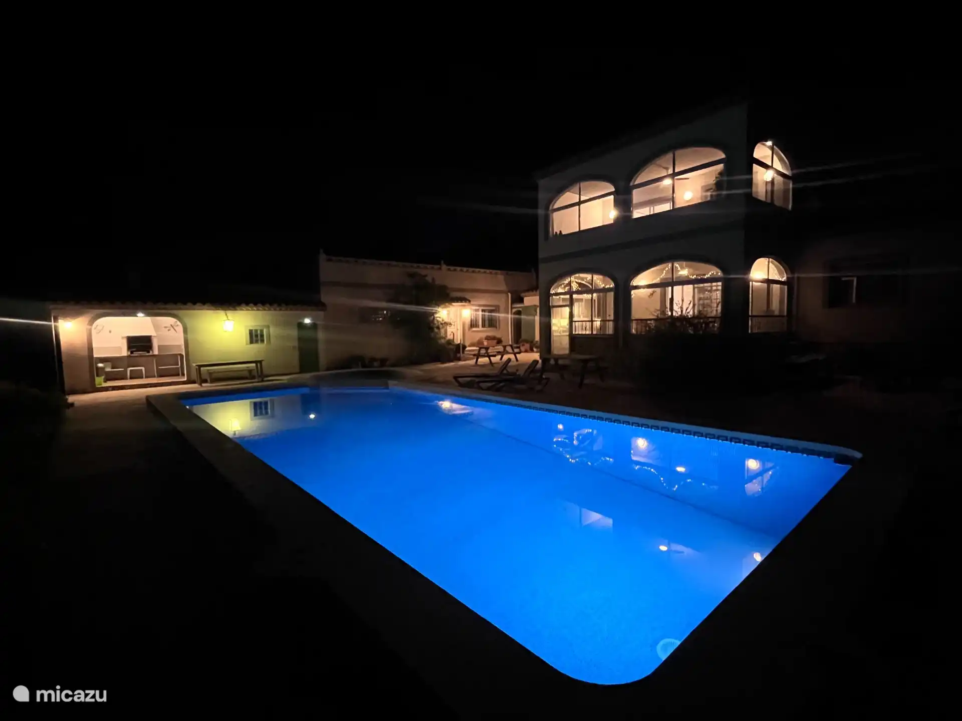 In de avond is het goed toeven aan het zwembad en in de buitenkeuken