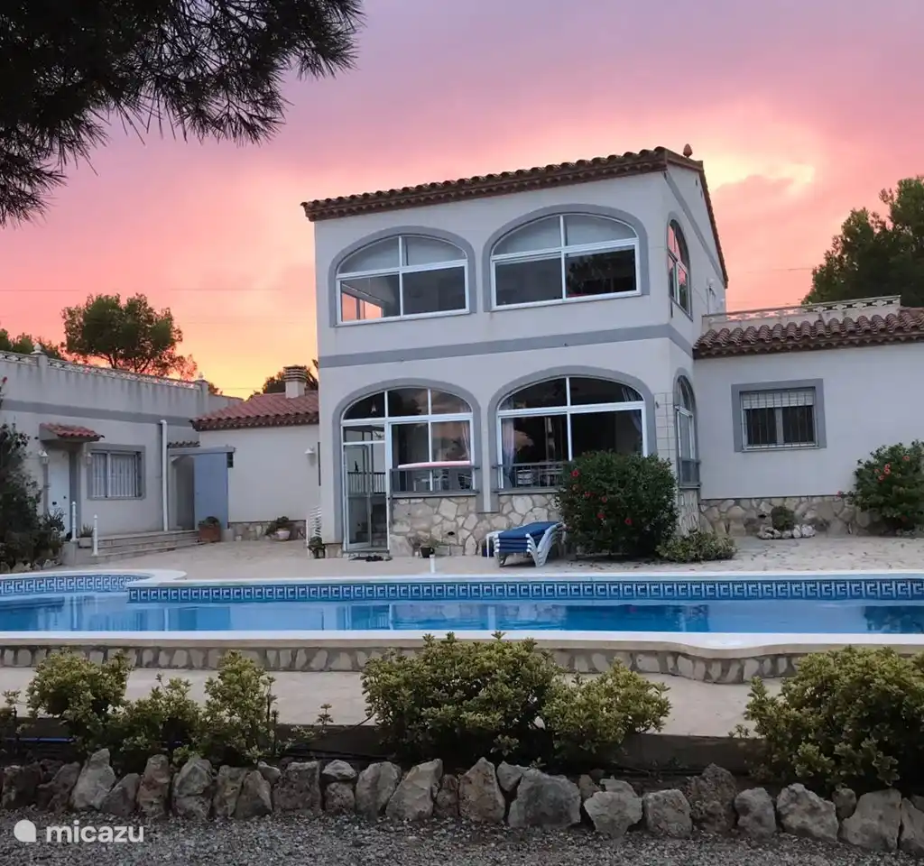 Villa Villa Familia - Dichtbij zee! in L'Ametlla de Mar