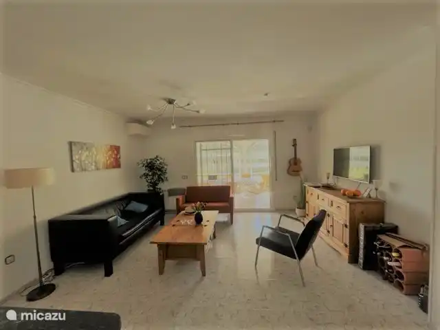 Das Wohnzimmer von Apartment 1 verfügt über eine Sitzecke und einen Smart-TV mit Google Chromecast. So können Sie Ihre Lieblingsvideos und -musik ganz einfach von Ihrem Smartphone oder Tablet auf den Fernseher streamen. Das Wohnzimmer grenzt an die Küche und den Wintergarten von 20 m2.