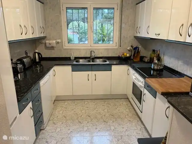 Küche Apartment 1. Mit großem Kühl-/Gefrierschrank, Herd, Mikrowelle und Geschirrspüler. Grundzutaten wie Öl, Salz und Gewürze sind vorrätig, sodass Sie sofort kochen können.