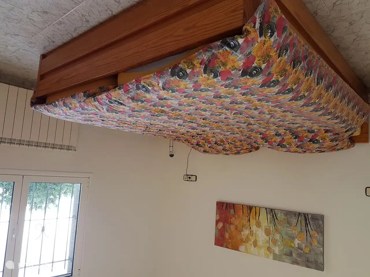 Schlafzimmer 1. Wohnung 1 hat 3 Schlafzimmer. Dieses Schlafzimmer der Wohnung 1 verfügt über ein Doppelbett von 180x200 cm und einen großen Einbauschrank.