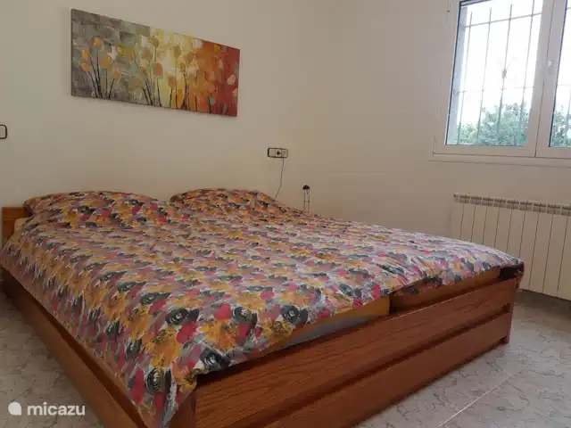 Villa Familia - Près de la mer ! | Espagne, Costa Dorada, L'Ametlla de Mar - villa Chambre 1. L'appartement 1 dispose de 3 chambres. Cette chambre de l'appartement 1 dispose d'un lit double de 180x200 cm et d'une grande armoire encastrée.