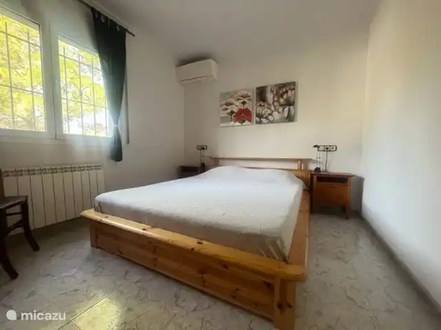 Schlafzimmer 2. Dieses Schlafzimmer der Wohnung 1 verfügt über ein Doppelbett von 160x200 cm und einen großen Einbauschrank. Der Raum ist klimatisiert.