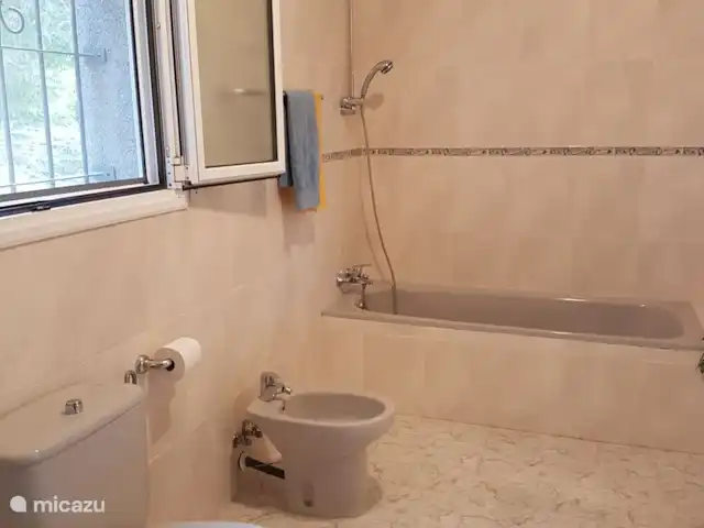 Villa Familia - Près de la mer ! | Espagne, Costa Dorada, L'Ametlla de Mar - villa Salle de bain 1. Cette salle de bain de l'appartement 1 comprend une douche, une baignoire, un lavabo, des toilettes et un bidet.