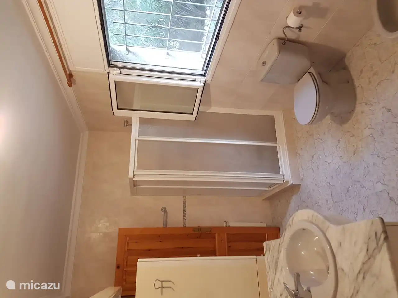 Badezimmer 1. Dieses Badezimmer von Wohnung 1 hat eine Dusche, Badewanne, Waschbecken, Toilette und Bidet.