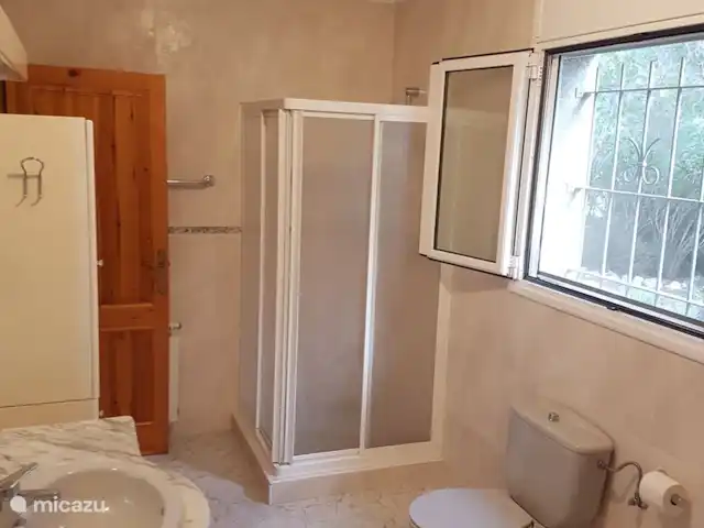 Villa Familia - Près de la mer ! | Espagne, Costa Dorada, L'Ametlla de Mar - villa Salle de bain 1. Cette salle de bain de l'appartement 1 comprend une douche, une baignoire, un lavabo, des toilettes et un bidet.