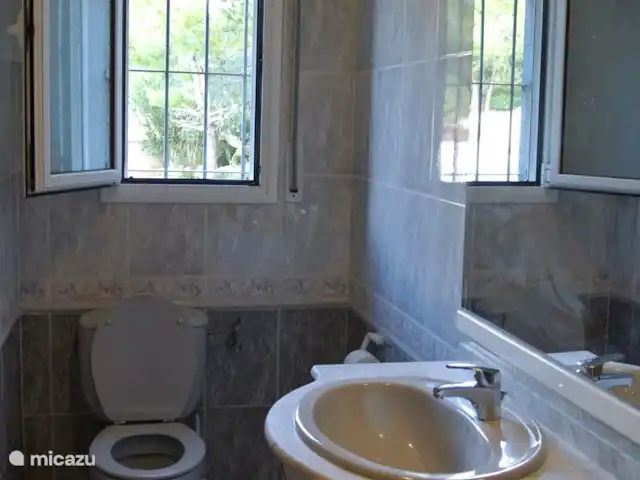 Villa Familia - Près de la mer ! | Espagne, Costa Dorada, L'Ametlla de Mar - villa Salle de bain 2. Cette deuxième salle de bain de l'appartement 1 a une toilette et un lavabo