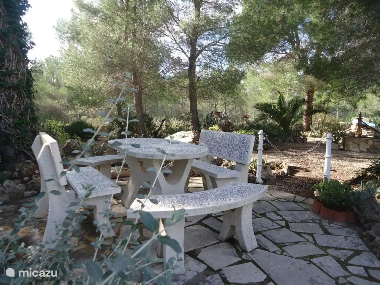 Eine der Terrassen im Garten.