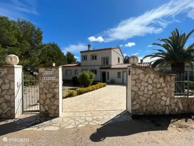 Villa Familia - Près de la mer ! | Espagne, Costa Dorada, L'Ametlla de Mar - villa Villa familia est située dans un quartier calme et dispose d'un grand jardin méditerranéen. Il y a des places de parking pour plusieurs voitures et la propriété est entièrement clôturée.