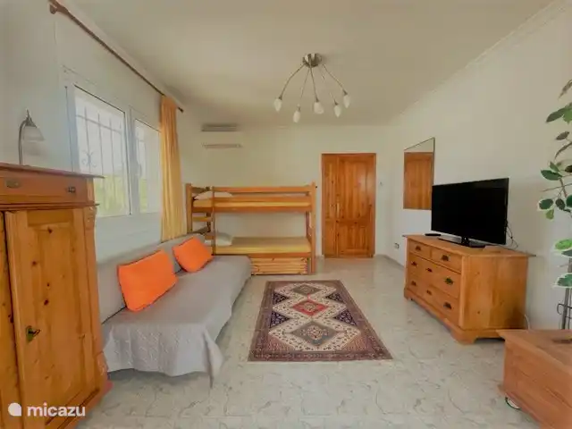 Schlafzimmer 4. Dieses multifunktionale Wohn-/Schlafzimmer der Wohnung 2 verfügt über 2 Einzelbetten, die als Etagenbett genutzt werden können. Es gibt ein Doppelschlafsofa und einen Smart-TV mit Google Chromecast, sodass Sie hier Ihre Lieblingsmusik und -videos streamen können