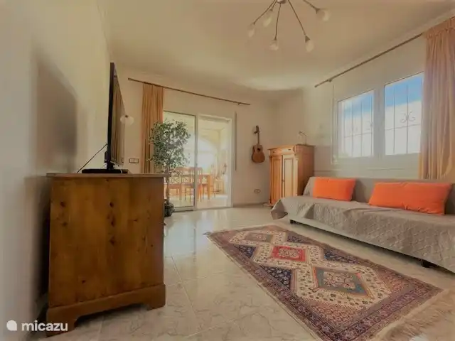 Villa Familia - Près de la mer ! | Espagne, Costa Dorada, L'Ametlla de Mar - villa Chambre 4. Ce salon / chambre multifonctionnel de l'appartement 2 dispose de 2 lits simples pouvant être utilisés comme lits superposés. Il y a un canapé-lit double et une télévision intelligente avec Google Chromecast pour que vous puissiez diffuser votre musique et vos vidéos préférées ici