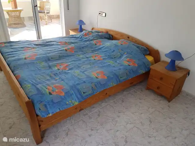 Villa Familia - Près de la mer ! | Espagne, Costa Dorada, L'Ametlla de Mar - villa Chambre 5. La chambre principale de l'appartement 2 a un grand lit double (180x200cm) et une grande armoire intégrée. La chambre principale est située à côté du salon / véranda.
