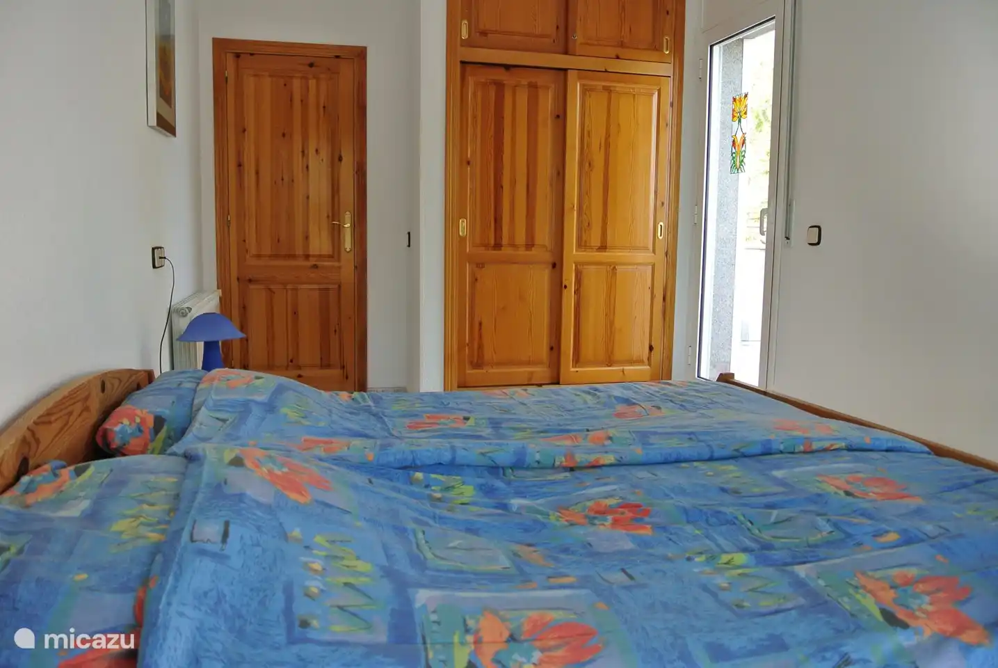 Schlafzimmer 5. Das Hauptschlafzimmer von Apartment 2 verfügt über ein großes Doppelbett und einen großen Einbauschrank. Das Hauptschlafzimmer hat eine eigene Dachterrasse im Osten.