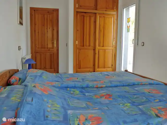Villa Familia - Près de la mer ! | Espagne, Costa Dorada, L'Ametlla de Mar - villa Chambre 5. La chambre principale de l'appartement 2 a un grand lit double et une grande armoire intégrée. La chambre principale a sa propre terrasse sur le toit à l'est.