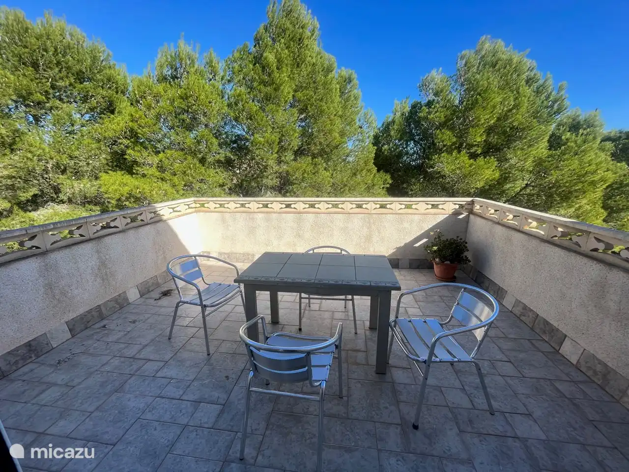 Dachterrasse Wohnung 2, morgens und tagsüber sonnig, nachmittags beschattet. Mit Blick auf den Garten, das Schwimmbad, das Meer und die Berge.