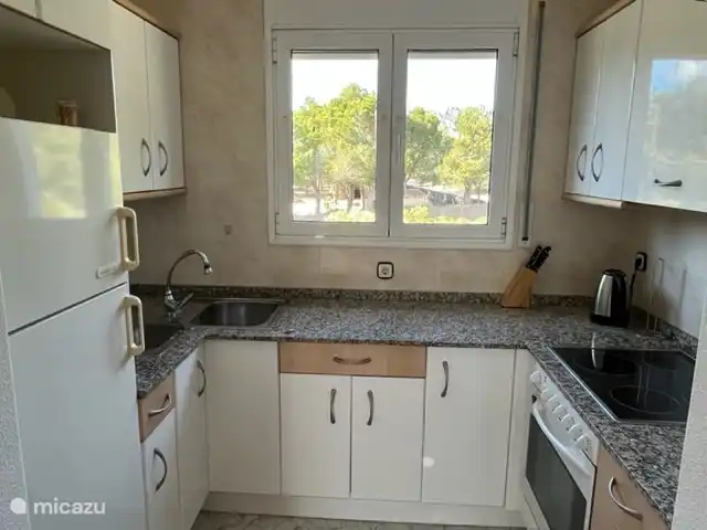 Die Küche von Apartment 2 verfügt über eine Doppelspüle, einen Kühlschrank mit Gefrierfach, einen Elektroherd für 4 Pfannen, eine Dunstabzugshaube und einen Backofen. Grundzutaten wie Öl, Salz und Gewürze sind vorrätig, sodass Sie sofort kochen können.