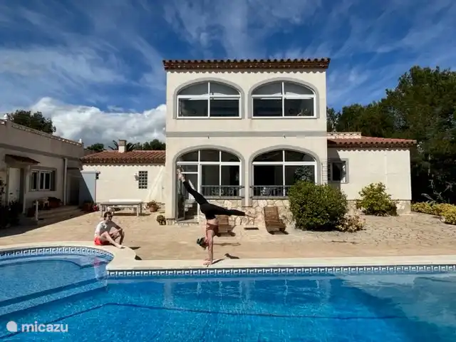 Villa Familia - Près de la mer ! | Espagne, Costa Dorada, L'Ametlla de Mar - villa La Villa Familia dispose d'une piscine de 5 x 12 mètres où vous pourrez faire des longueurs. Il y a une zone peu profonde pour les plus petits. La piscine a ses propres toilettes et douche