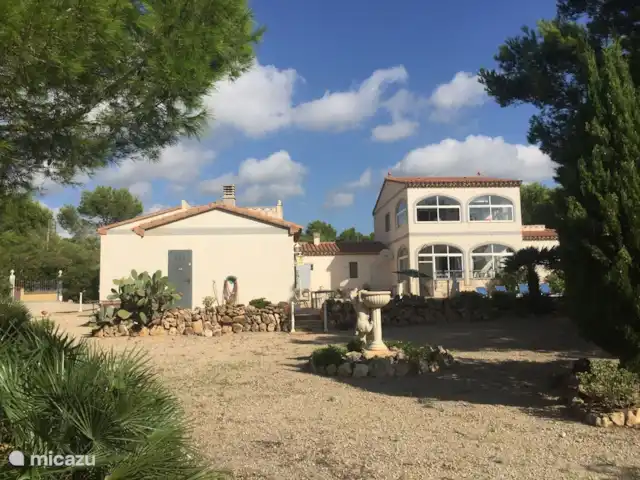 Villa Familia - Près de la mer ! | Espagne, Costa Dorada, L'Ametlla de Mar - villa Jardin et maison vus du nord-est. du matin au soleil du soir dans la véranda et à la piscine