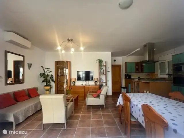 Villa Familia - Près de la mer ! | Espagne, Costa Dorada, L'Ametlla de Mar - villa L'appartement 3 comprend un séjour avec un coin repas et un coin salon avec un canapé-lit double. La smart TV est équipée de google chromecast pour que vous puissiez facilement diffuser votre musique et vos séries