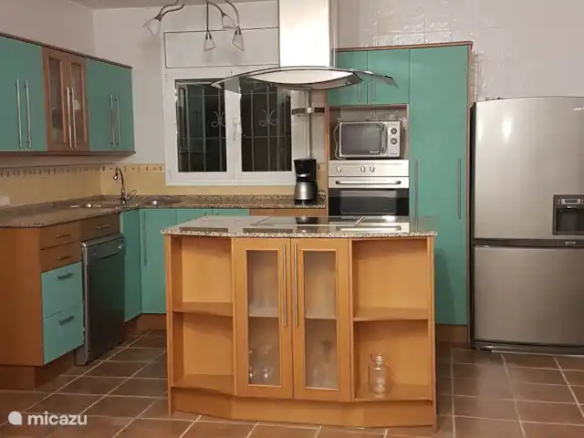 Villa Familia - Près de la mer ! | Espagne, Costa Dorada, L'Ametlla de Mar - villa La cuisine de l'appartement 3 dispose d'un îlot de cuisson, d'un lave-vaisselle, d'un réfrigérateur et d'un four micro-ondes. La cuisine a un comptoir assez haut, ce qui est idéal pour les personnes de grande taille.