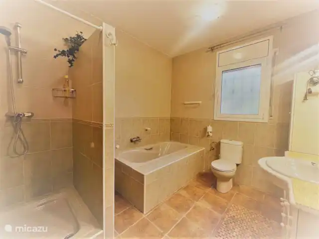 Villa Familia - Près de la mer ! | Espagne, Costa Dorada, L'Ametlla de Mar - villa Salle de bain 4. L'appartement 3 a une salle de bain avec lavabo, toilettes, baignoire et douche
