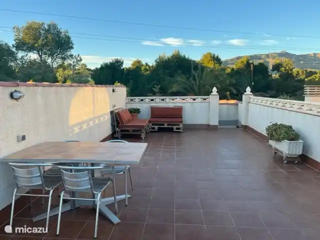 Apartment 3 verfügt über eine große private Dachterrasse mit Blick auf die Berge.