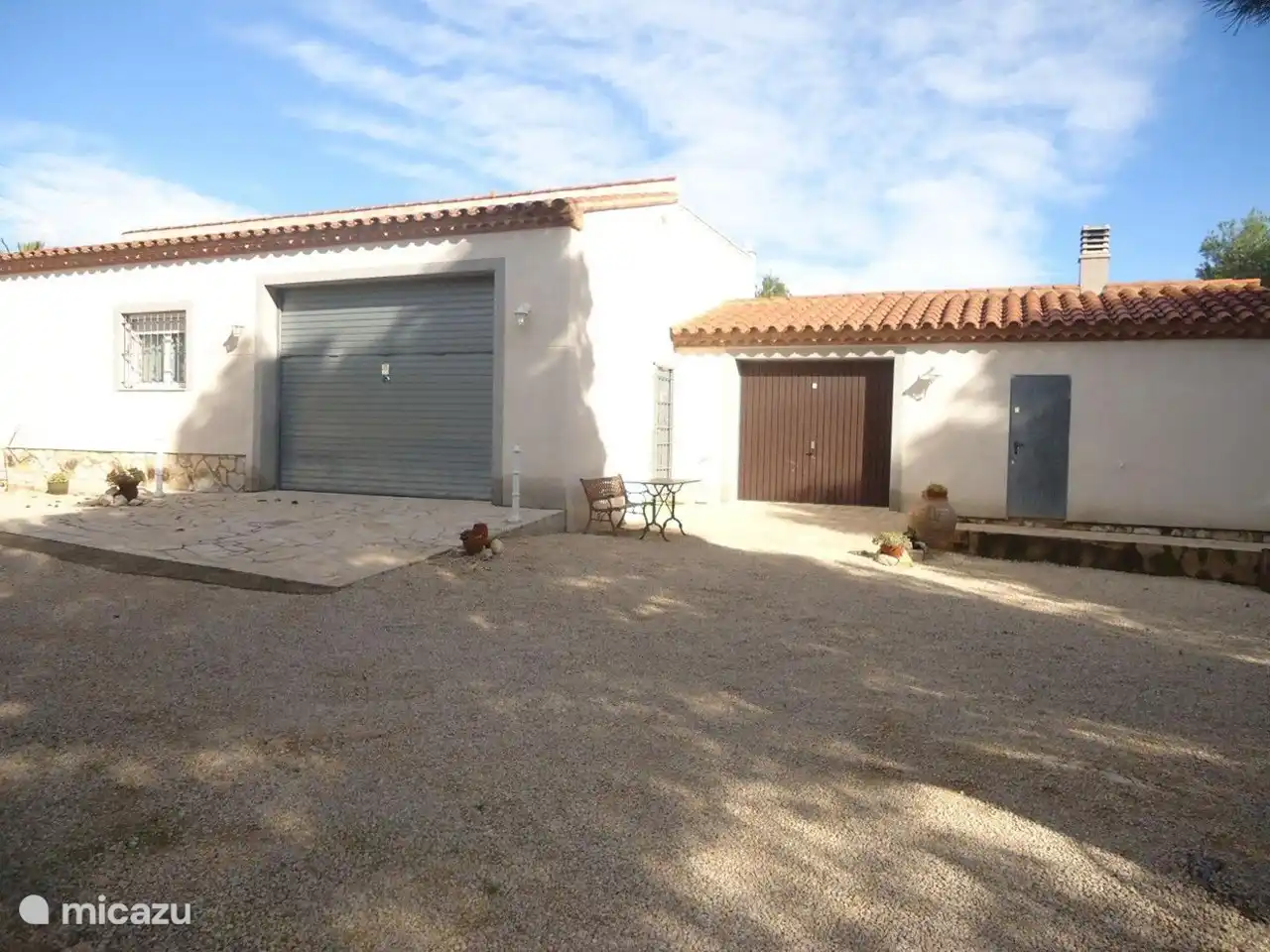 Die Villa Familia verfügt über ausreichend Parkplätze auf ihrem eigenen, vollständig eingezäunten Grundstück