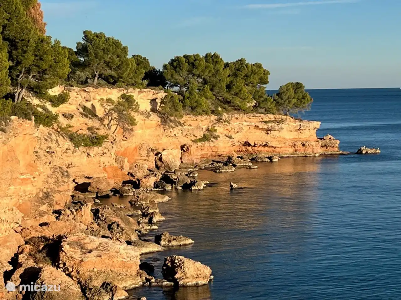 Entlang des Strandes verläuft ein Fernwanderweg.