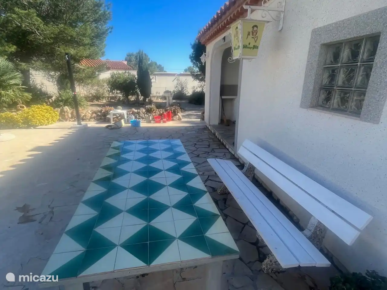 Eine großzügige Poolterrasse mit Sonne und Schatten.