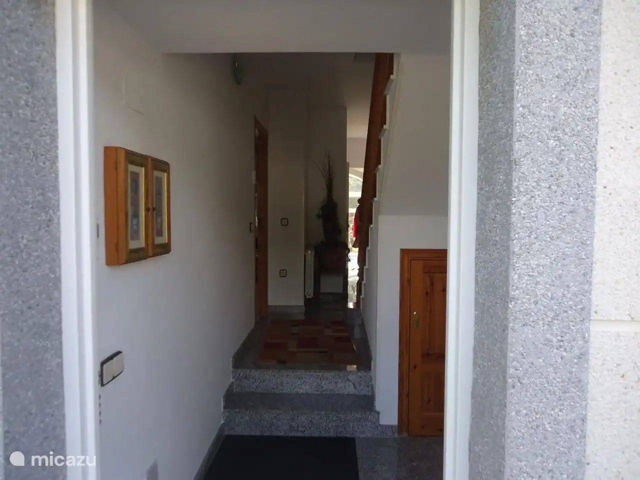 Zugang zu Wohnung 1 (EG) und Wohnung 2 (OG)