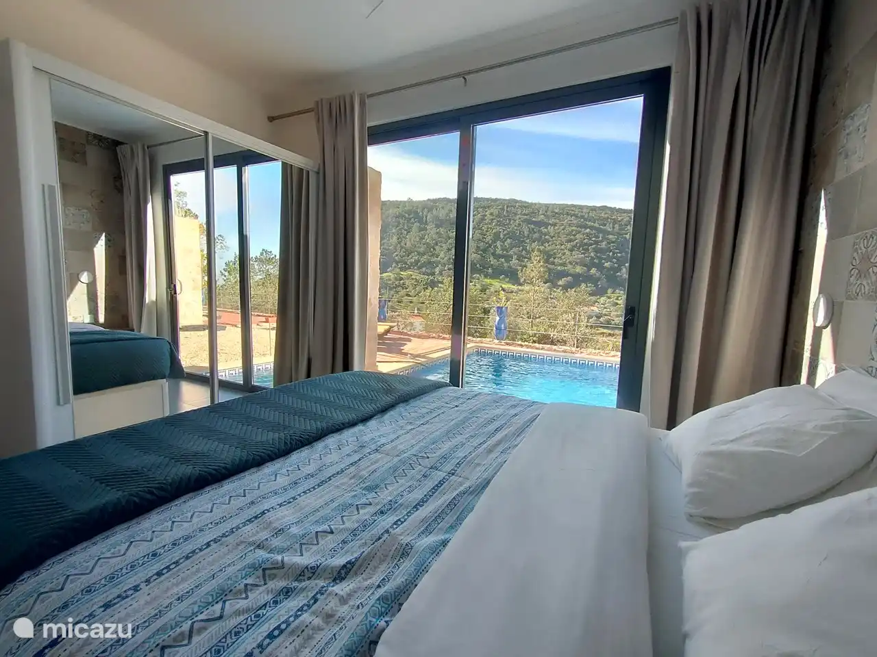 Chambre lit double avec vue sur la piscine