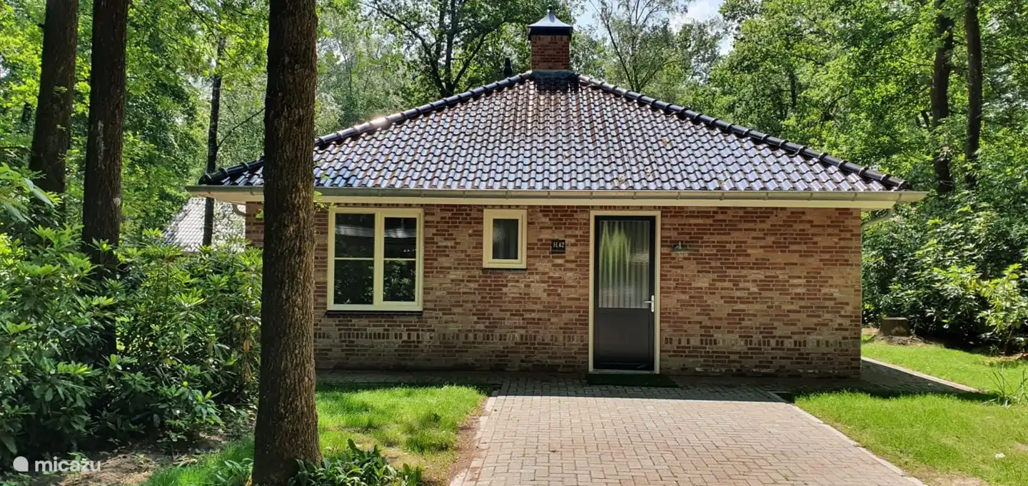 Eine breite Auffahrt, wo Ihr Auto parken kann.D