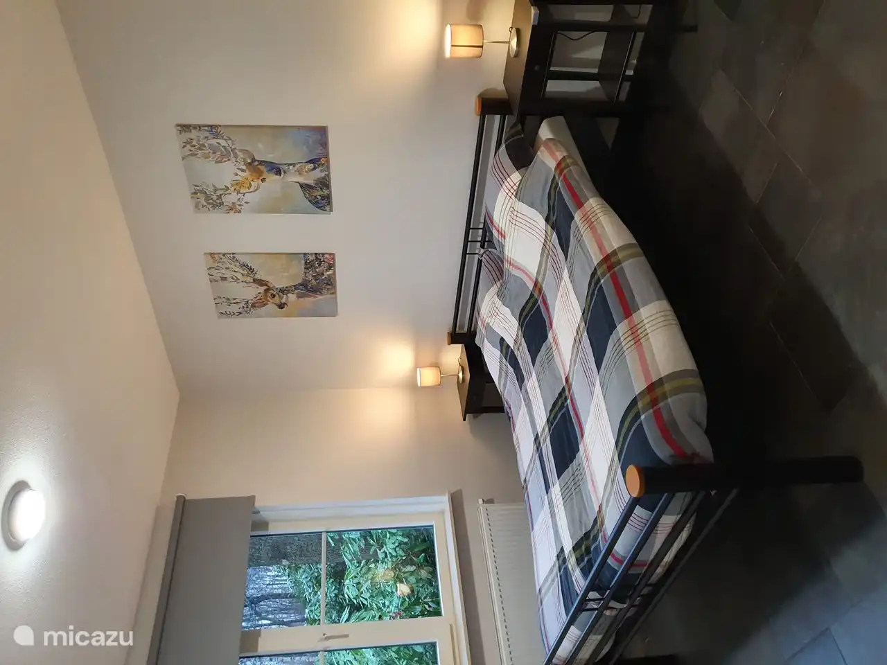 Geräumiges Schlafzimmer mit Einbauschrank.