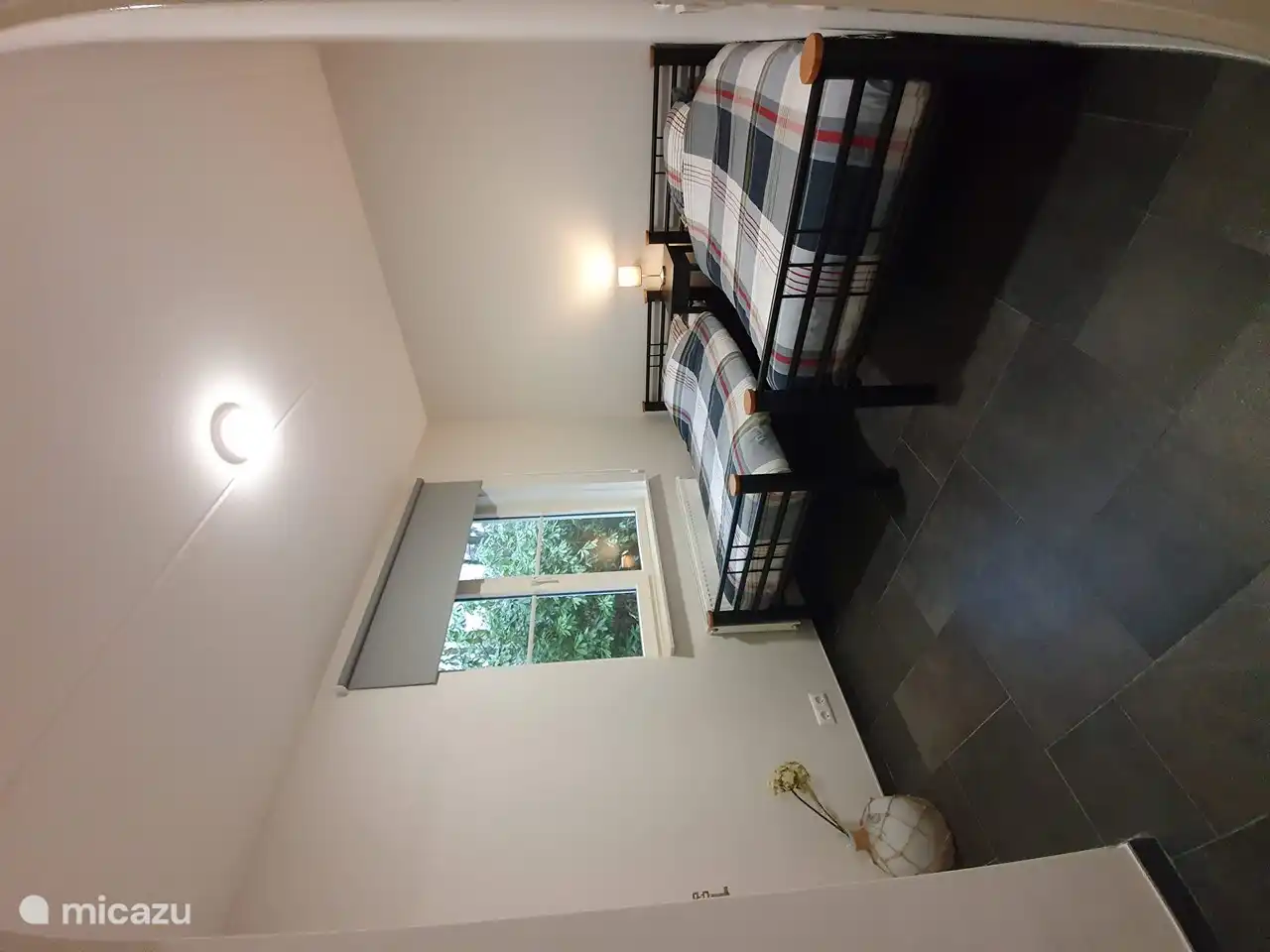 2. Schlafzimmer, mit Einbauschrank und 2 Betten von 90x200 cm