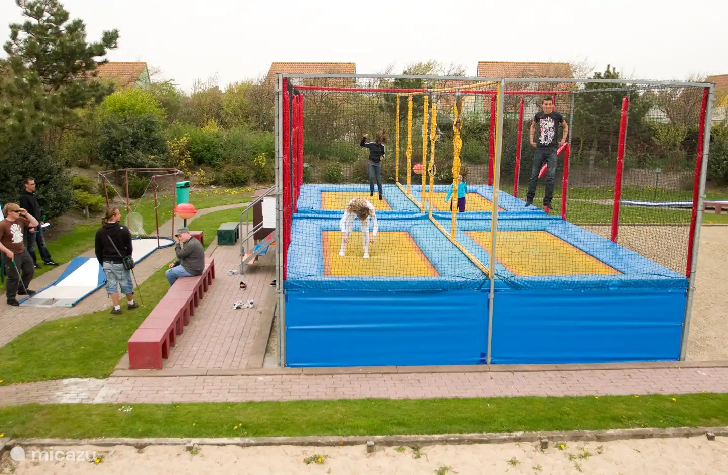 Sautez sur les trampolines.