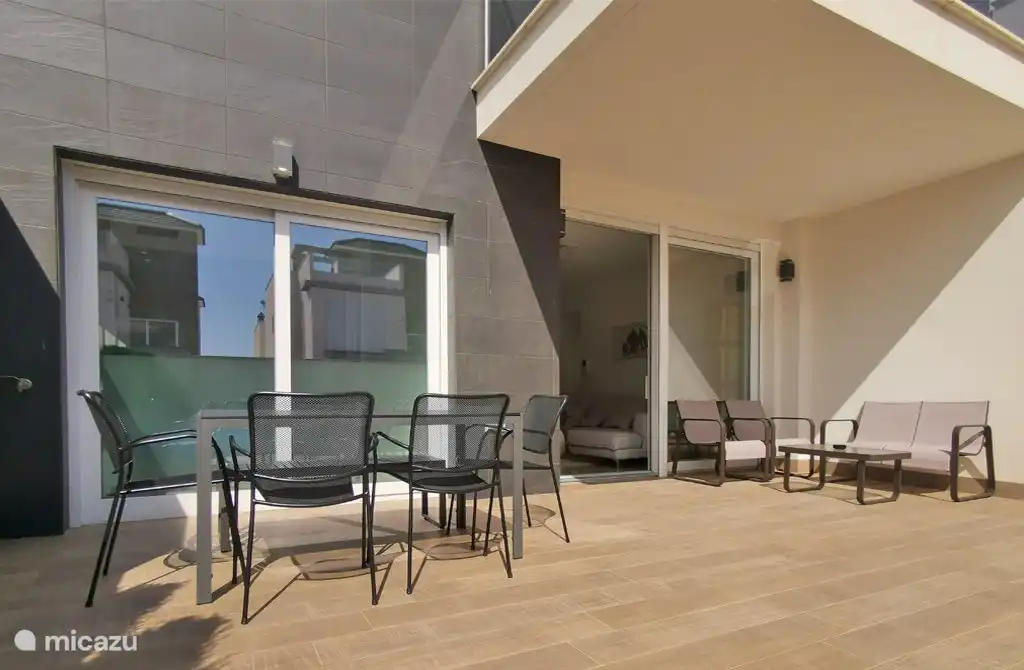 Zonnige terras op het zuiden ook perfect in de wintermaanden.