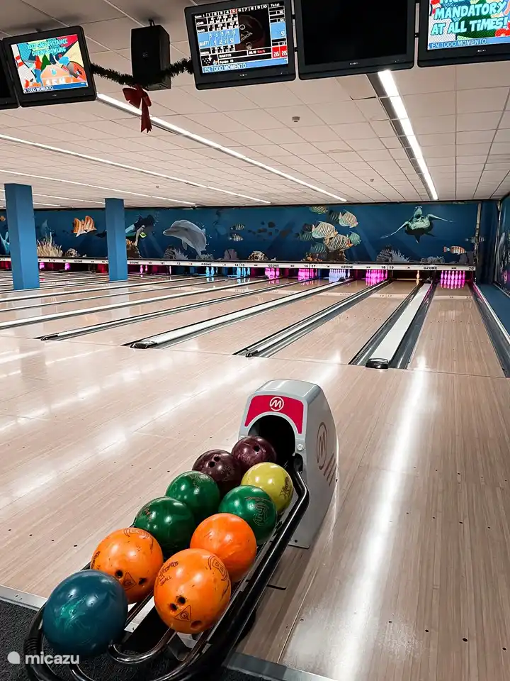 Bowling en een spelletjes hal waar je tickets kan winnen met leuke prijzen.