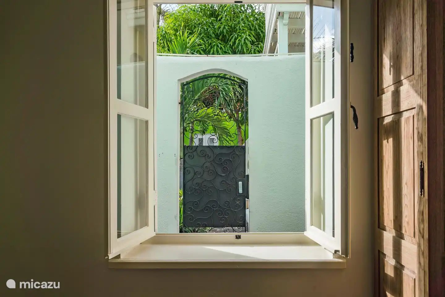 Mira a través de la piscina desde el dormitorio.