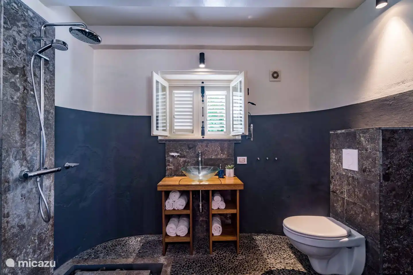 Baño, ducha de lluvia